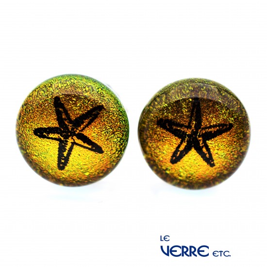 Boucles d'oreille en verre dichroïque avec étoile de mer gravée